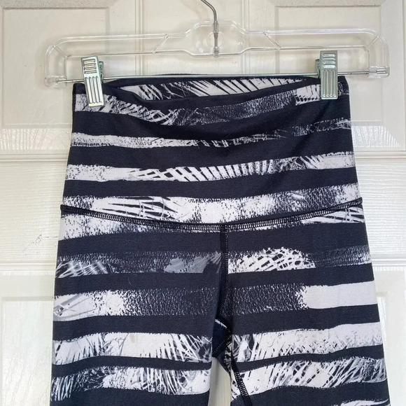 LULULEMON Wunder Under Shady Palms Leggings Black White Tropical Beach Size 4 - Picture 3 of 6